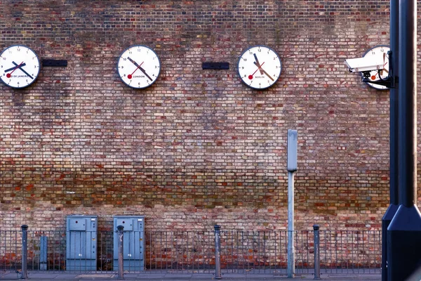 Una serie de relojes que registran los tiempos en las principales ciudades — Foto de Stock