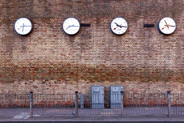 Μια σειρά από ρολόγια με την εγγραφή τους χρόνους σε μεγάλες πόλεις — Φωτογραφία Αρχείου