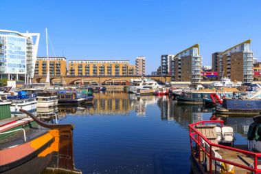 Limehouse Havzası yat limanında demirleyen tekneleri