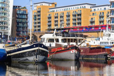Limehouse Havzası yat limanında demirleyen tekneleri