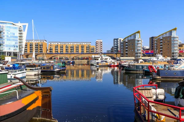 Limehouse Havzası yat limanında demirleyen tekneleri