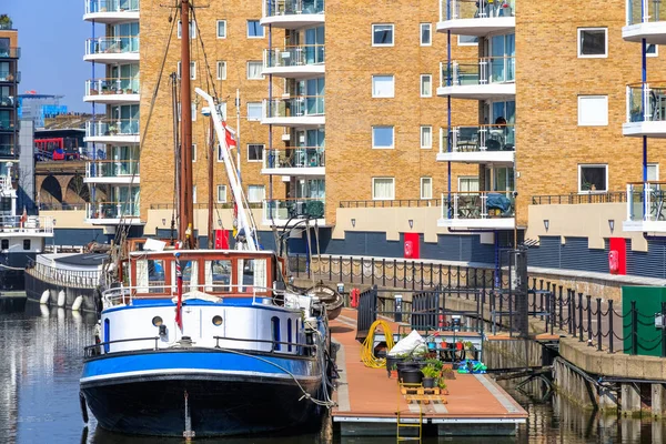 Limehouse Havzası yat limanında demirleyen tekneleri