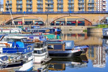 Tekneler ve yatlar Limehouse Havzası Marinada demirli