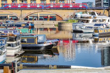 Tekneler ve yatlar Limehouse Havzası Marinada demirli
