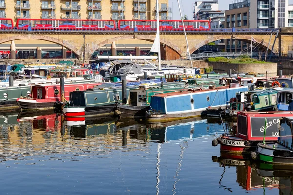Barcos y yates amarrados en Limehouse Basin Marina — Foto de Stock