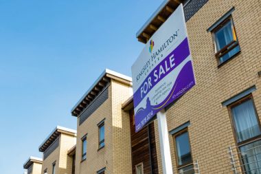 Dışarıda bir İngiliz townhouse için satışı işareti
