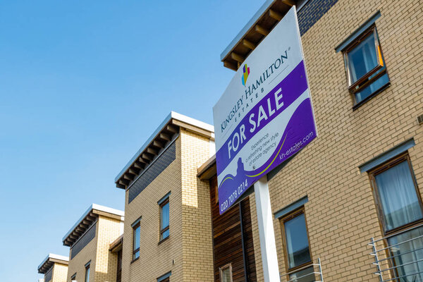 Продажная вывеска рядом с английским домом игрушек
