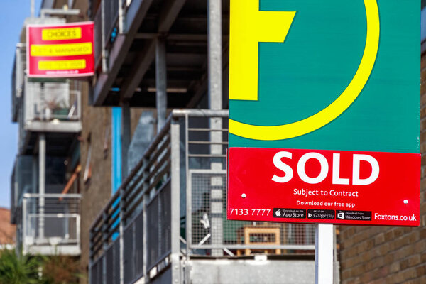 Агентство недвижимости продало табличку возле английского таунхауса
