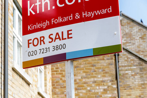 За вывески возле английского дома игрушек
