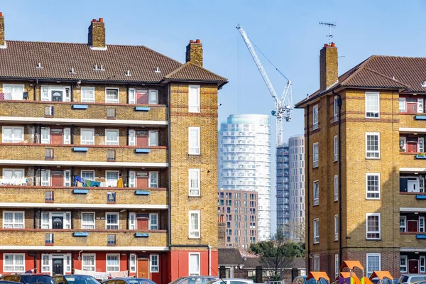 Rådets bostäder block och moderna höghus lägenheter — Stockfoto