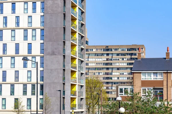 Apartamentos modernos e antigos blocos de habitação do conselho — Fotografia de Stock