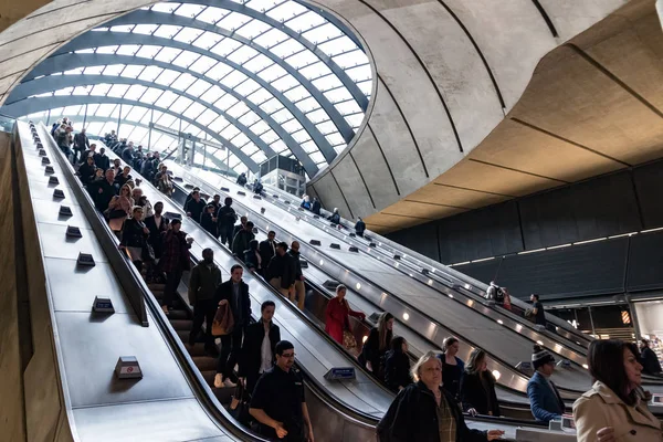 Canary Wharf tunnelbanestation under rusningstid — Stockfoto