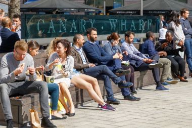 Canary Wharf açık alanda insanlar içme ve ea ile dolu