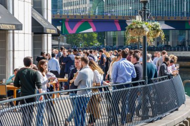 Canary Wharf liman barda içki insanlarla dolu