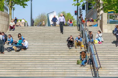 Oturma ve Canary Wharf içinde Cubitt basamaklarda yeme insanlar