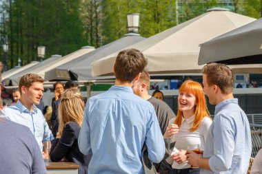 Bir dolu o onun arkadaşları ile içme bir genç iş kadını