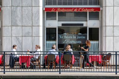 Bir liman Restaurant cana açık masalarda yemek insanlar