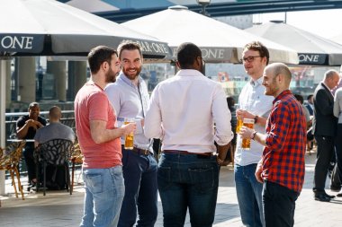 Grup genç adam bir liman barda içki