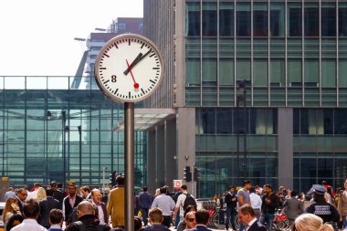 Reuters Plaza de genel bir saat insanlarla dolu 