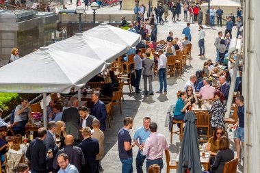 Canary Wharf açık bir barda içki insanlar ve c ile dolu