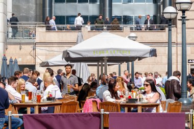 Canary Wharf açık bir barda içki insanlar ve c ile dolu