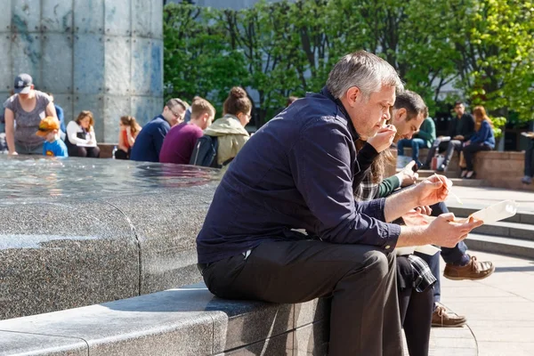 Cabot Meydanı Canary Wharf'nda oturan insanlar ve eati ile dolu