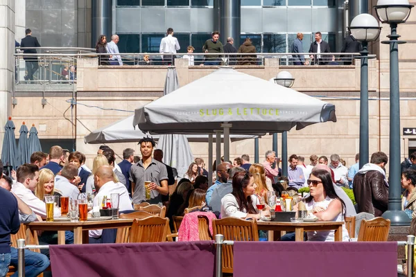 Canary Wharf açık bir barda içki insanlar ve c ile dolu