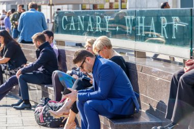 Canary Wharf açık alanda su zevk insanlarla dolu