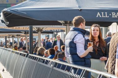 C bir liman barda iş arkadaşları ile genç bir iş kadını