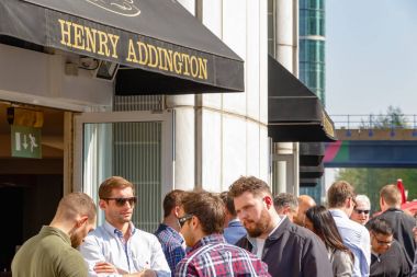 Canary Wharf liman barda içki insanlarla dolu