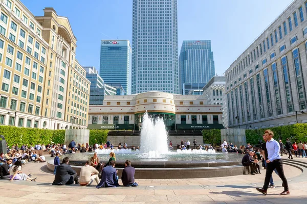 Cabot Square i Canary Wharf packad med människor som njuter av solen — Stockfoto