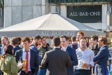 Bütün Bar bir, Canary Wharf açık alanda bir pub zekâ Paketli
