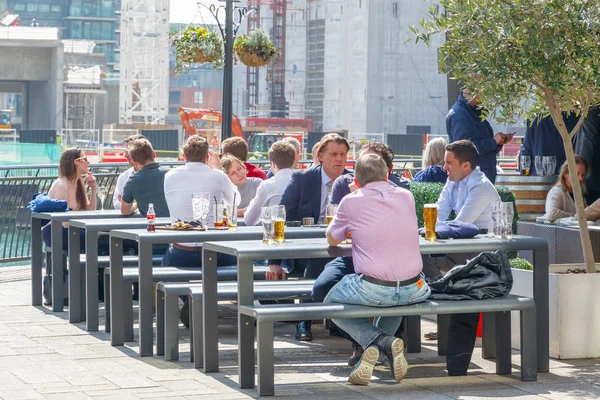 Canary Wharf liman barda içki insanlarla dolu