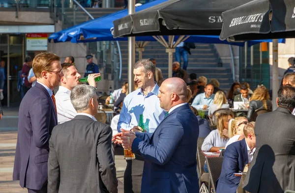 Groep zakenlieden drinken bij een buitenbar in Canary Wharf — Stockfoto