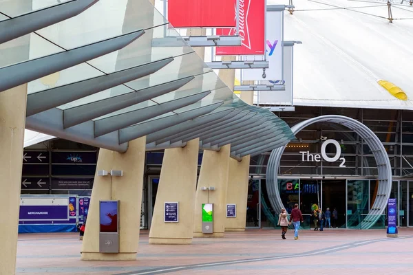 Praça da Península que leva à entrada da Arena O2 em Londres — Fotografia de Stock