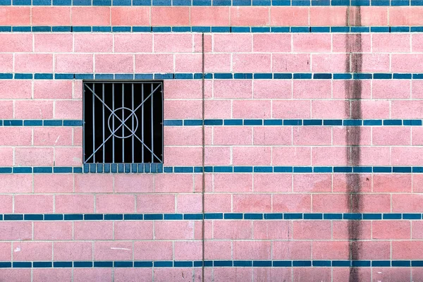 Ροζ πλακάκια τοίχου με βρώμικο νερό λεκέδες και ένα μεταλλικό παραγραφεί windo — Φωτογραφία Αρχείου