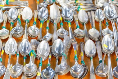 Eski Spitalfields Pazar Merkezi'nde sergilenen antika gümüş çatal bıçak takımı