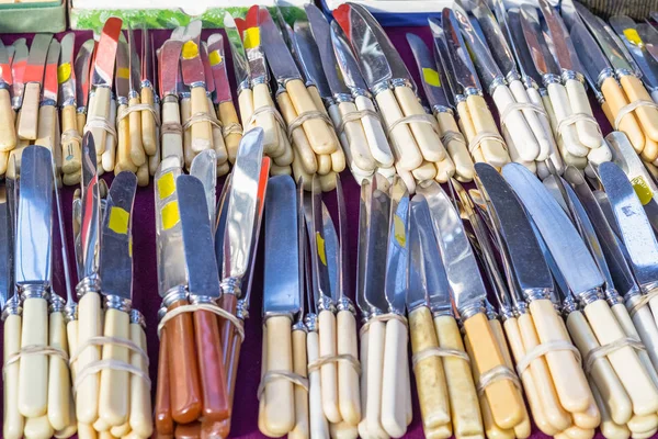 Αντίκα ασημένια μαχαιροπίρουνα στην επίδειξη στο παλιό Spitalfields Market — Φωτογραφία Αρχείου