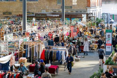 Londra'nın eski Spitalfields markette alışveriş insanlar