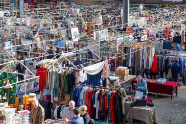 Londra'nın eski Spitalfields markette alışveriş insanlar