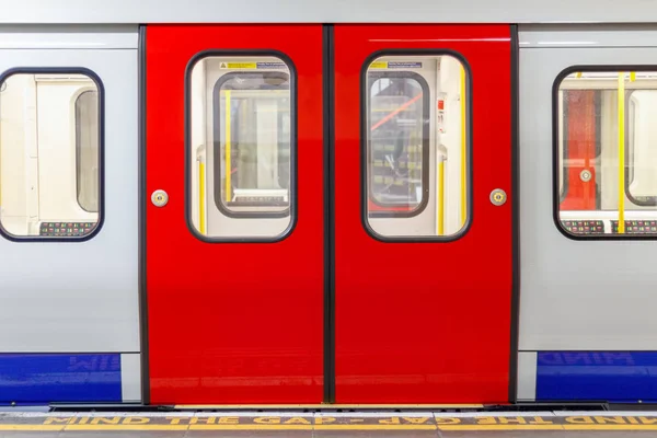 Londoner U-Bahn-Waggon wartet auf Abfahrt — Stockfoto