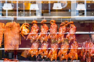 Londra Çin Mahallesi 'ndeki bir Çin restoranında sergilenmekte olan sıralı ördek rostoları.