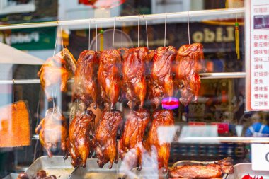 Londra Çin Mahallesi 'ndeki bir Çin restoranında sergilenmekte olan sıralı ördek rostoları.