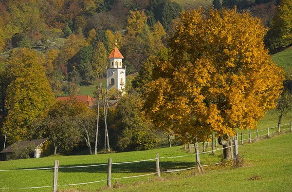 Vale do Tuhinj na Eslovénia — Fotografia de Stock