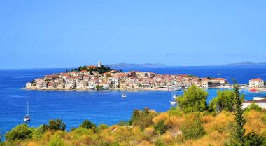 Primosten town adlı Hırvatistan Adriyatik kıyısı görüntüleyin