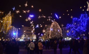 Ljubljana - Slovenya - 1 Aralık 2017: Tatil Noel ışıkları Merkezi Ljubljana, Slovenya başkenti resmi aydınlatma.