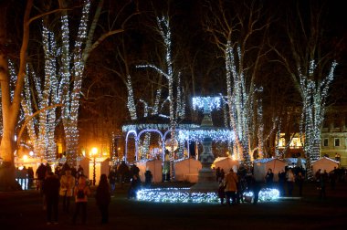 Zagreb, Hırvatistan - 26 Aralık., 2017: Noel advent ve Aralık ayında tatil sırasında Zagreb şehir dekore edilmiş.