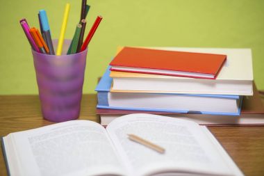 Tablo kalem, kağıt ve diğer aksesuarları ile eğitim