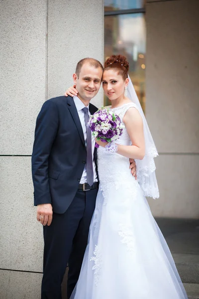 Pareja de bodas jóvenes disfrutando de momentos románticos. Celebraciones de bodas. Amor. Boda . — Foto de Stock