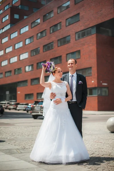 Casal jovem desfrutando de momentos românticos. Celebrações de casamento. Com amor. Casamento . — Fotografia de Stock